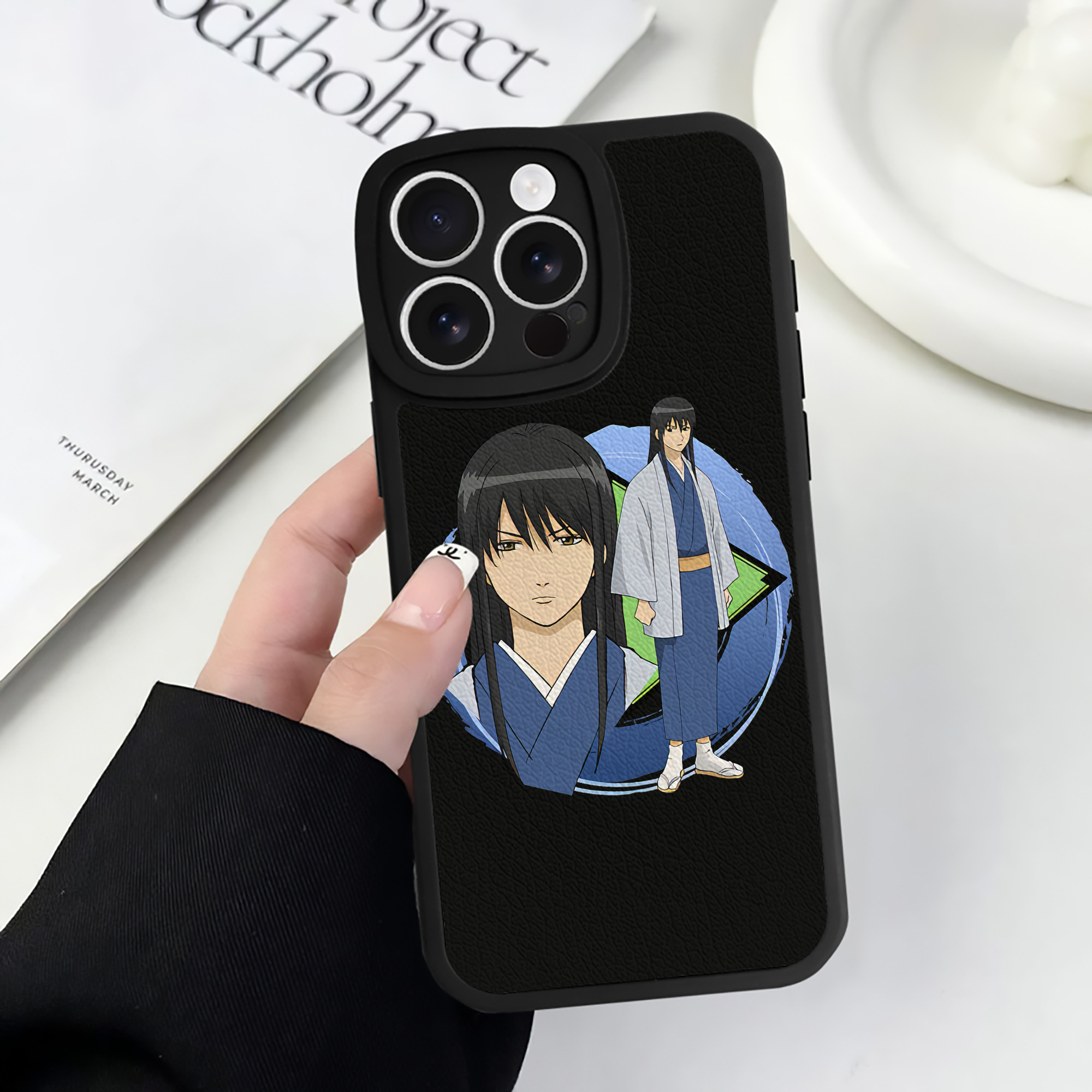 （画像用） ぎんたま 坂田銀時（さかたぎんとき） 神楽 志村新八（しむら しんぱち） GINTAMA Sakata Gintoki Kagura Shimura Shinpachi 【iPhone 16シリーズ対応】シリコンスマホケース（レザー調） 材質：シリコン